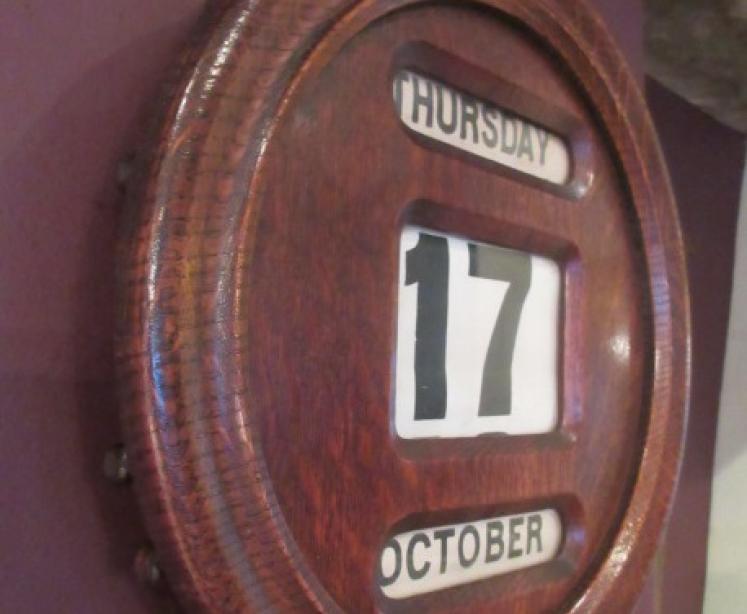 Large Victorian Polished Oak Wall Calendar - Image 2