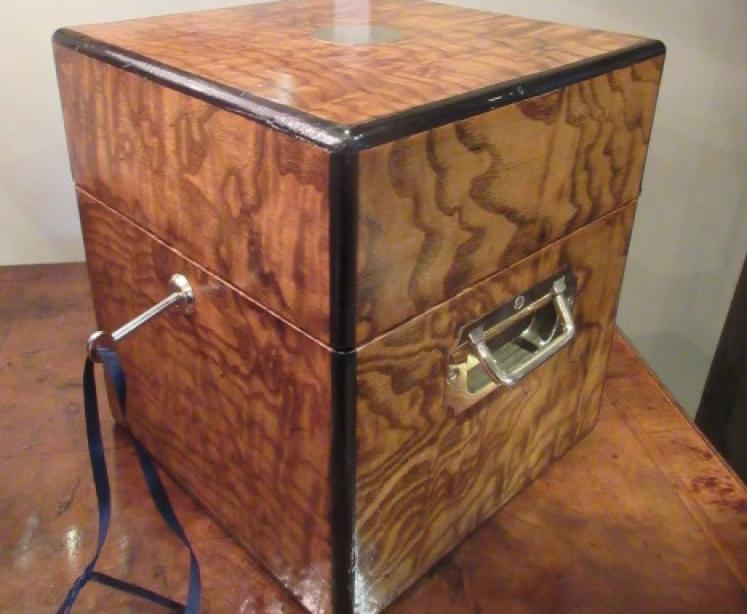Superb Mid Victorian Satin Ash Tantalus Box - Image 2