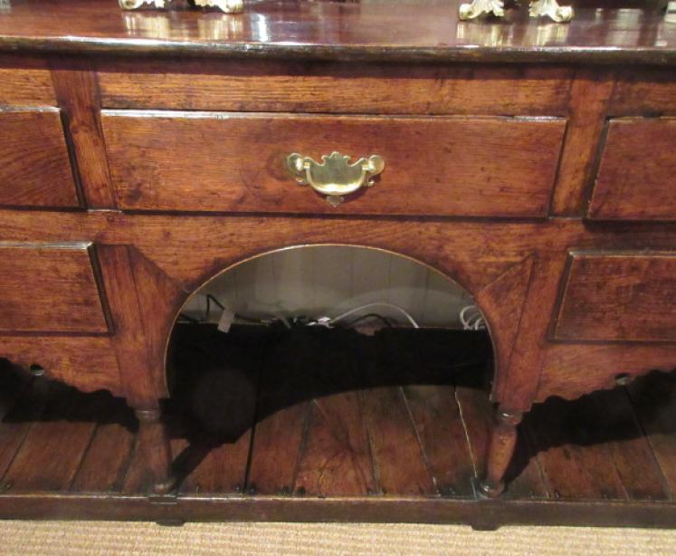 Superb Mid Georgian Oak Open Pot Board Dresser - Image 2