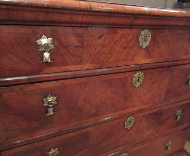 Fine George I Period Figured Walnut Chest of Drawers - Image 3