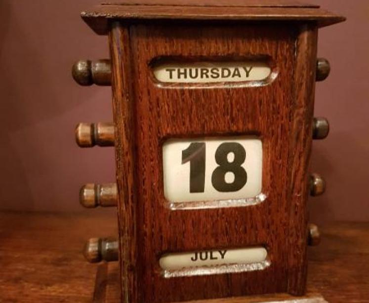 Edwardian Oak Perpetual Desk Calendar - Image 1