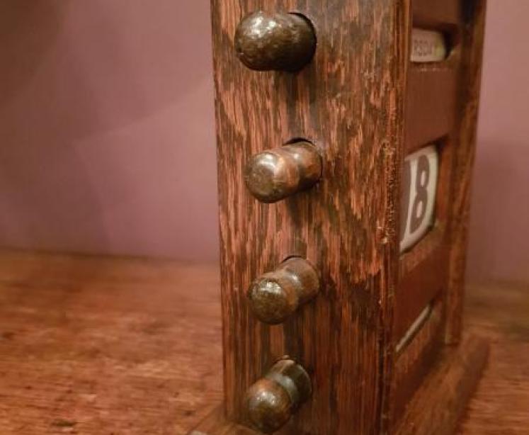 Edwardian Oak Perpetual Desk Calendar - Image 4