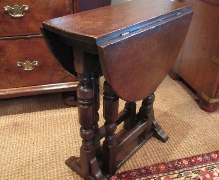 Small Early Georgian Style Drop Leaf Occasional Table - Image 1
