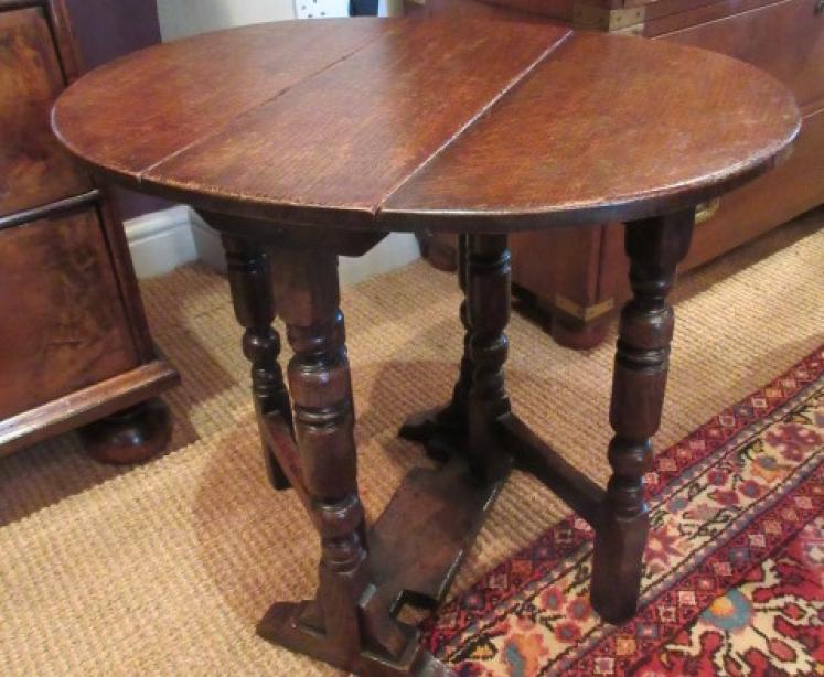 Small Early Georgian Style Drop Leaf Occasional Table - Image 2