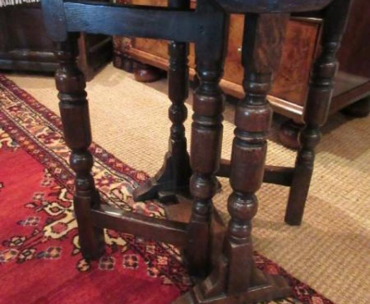 Small Early Georgian Style Drop Leaf Occasional Table - Image 4