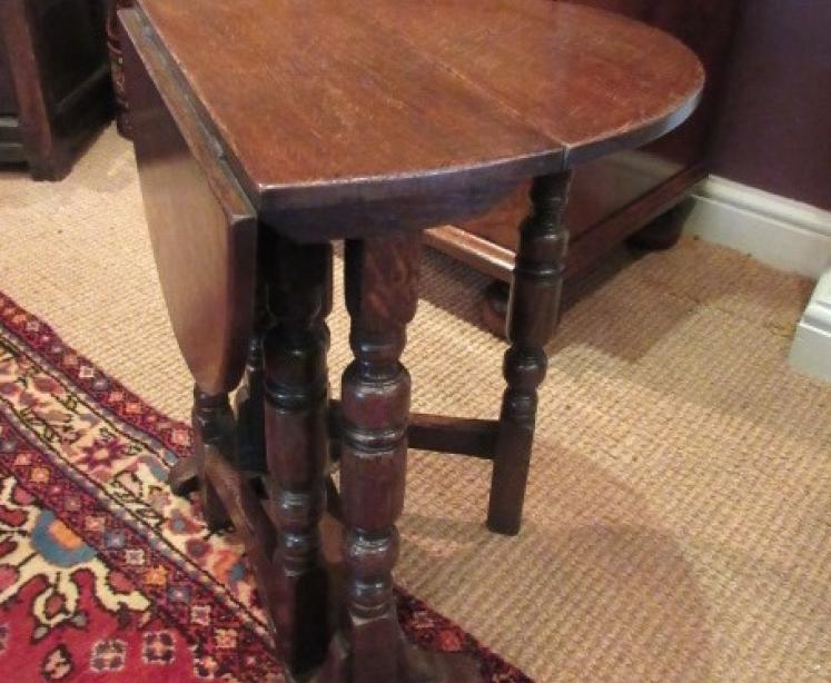 Small Early Georgian Style Drop Leaf Occasional Table - Image 5