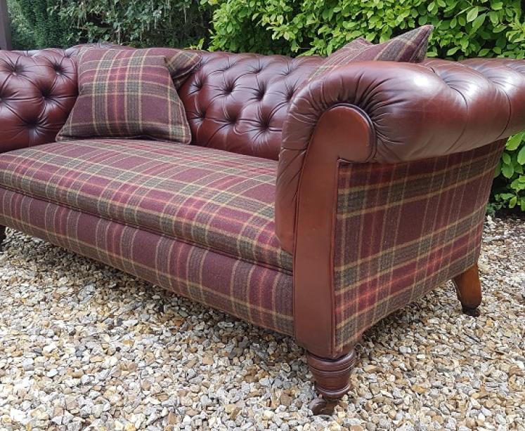 Superb Mid Victorian Leather Chesterfield Sofa - Image 2