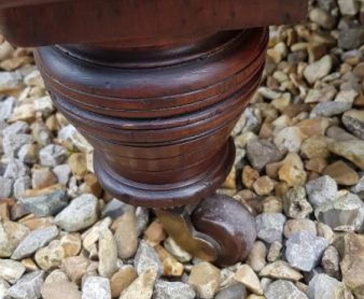 Superb Mid Victorian Leather Chesterfield Sofa - Image 3