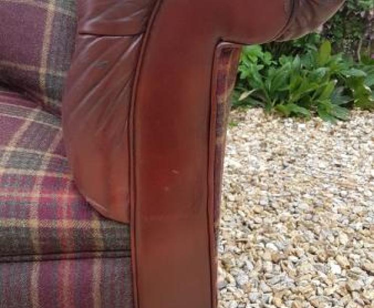 Superb Mid Victorian Leather Chesterfield Sofa - Image 4