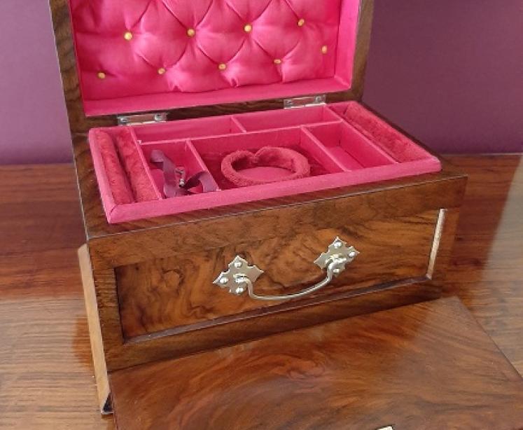 Superb Mid Victorian Antique Figured Walnut Jewellery Box - Image 1