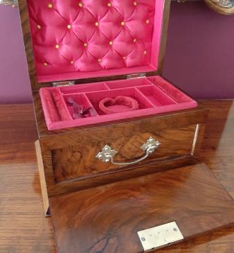 Superb Mid Victorian Antique Figured Walnut Jewellery Box