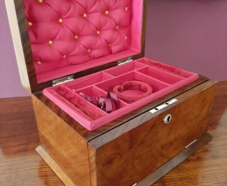 Superb Mid Victorian Antique Figured Walnut Jewellery Box - Image 4