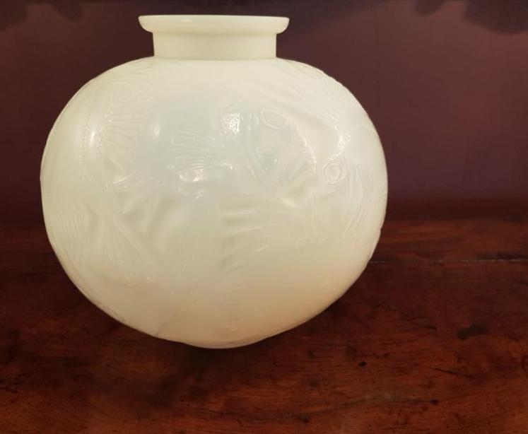 Impressive 1920's Lalique ' Poissons' Opalescent Vase - Image 1
