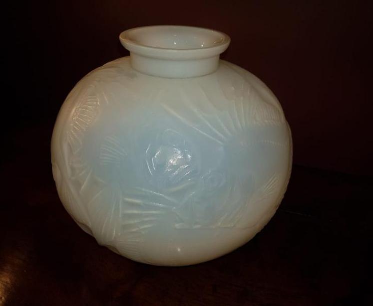 Impressive 1920's Lalique ' Poissons' Opalescent Vase - Image 4