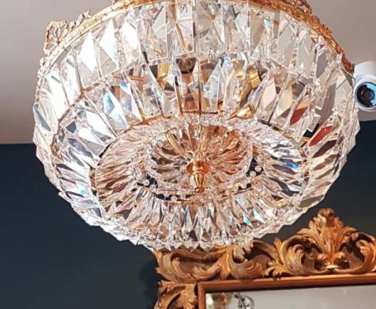 Superb Edwardian Cut Crystal and Gilt Bronze Chandelier  - Image 2