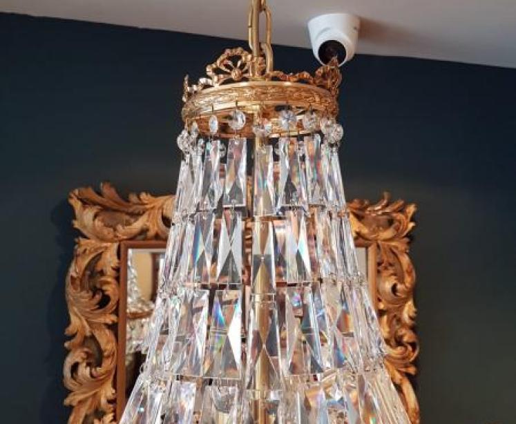 Superb Edwardian Cut Crystal and Gilt Bronze Chandelier  - Image 3
