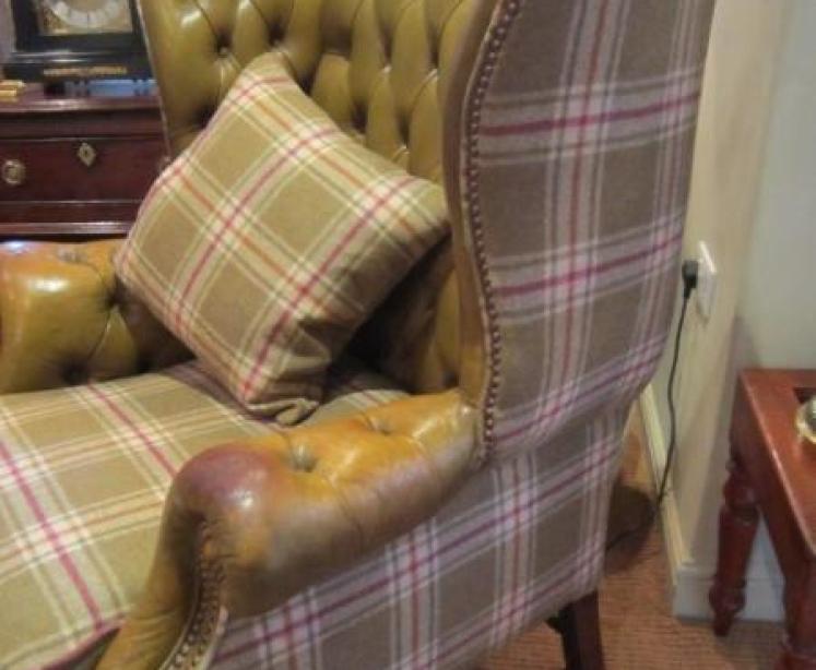 Superb Edwardian Leather Buttoned Wing Armchair - Image 3