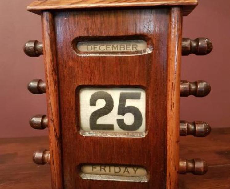 Small Late Victorian Oak Perpetual Desk Calendar - Image 1