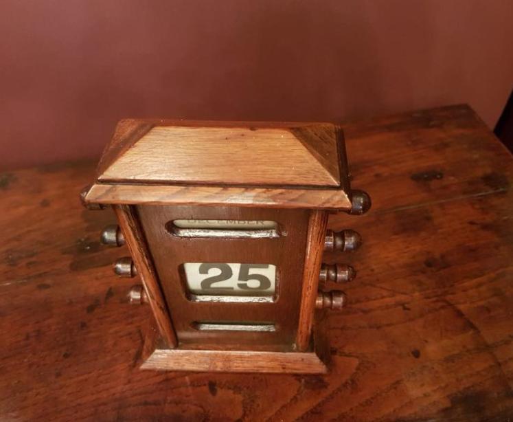 Small Late Victorian Oak Perpetual Desk Calendar - Image 3