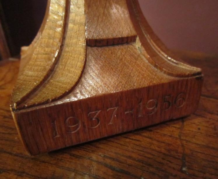 Old Mouseman Azed Oak Table Lamp - Image 4