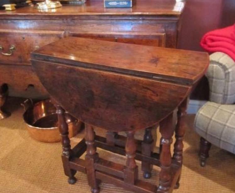 Period Early Georgian Oak Gateleg Table - Image 1