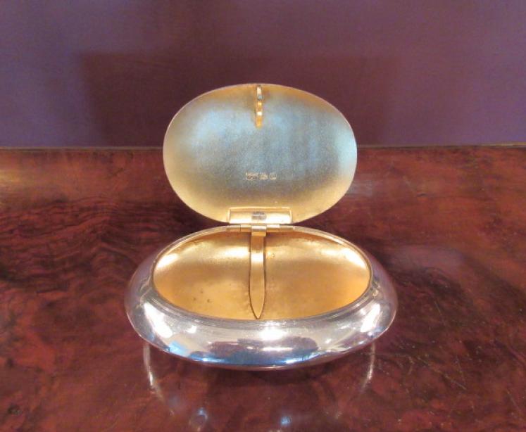 Antique Silver Lozenge Shaped Squeeze Opening Table Snuff Box - Image 4