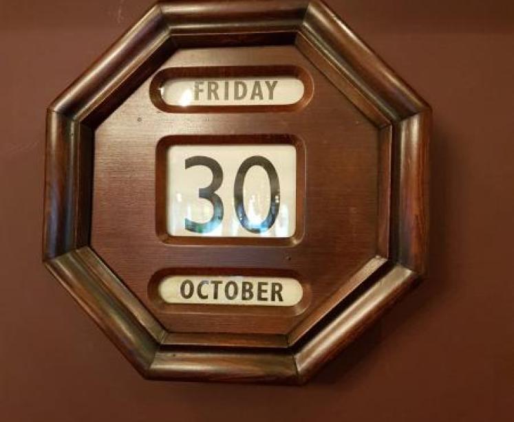 Superb Edwardian Polished Oak Octagonal Perpetual Wall Calendar - Image 1