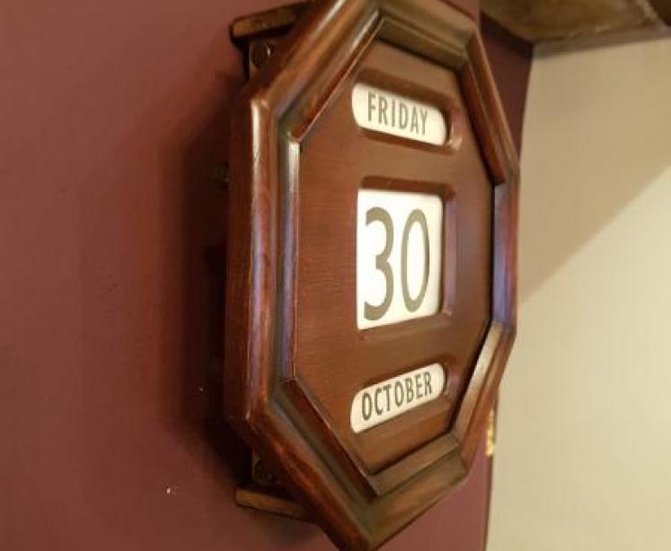 Superb Edwardian Polished Oak Octagonal Perpetual Wall Calendar - Image 3