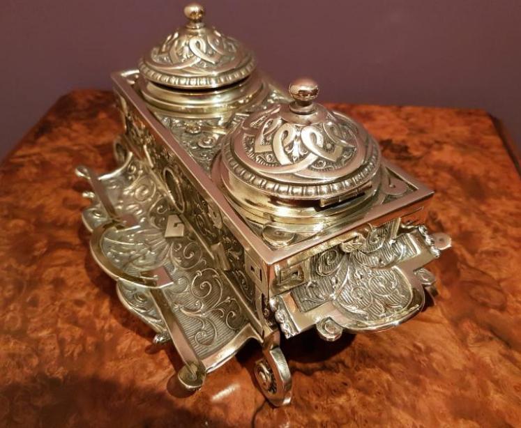Quality Victorian Brass Pen and Ink Stand - Image 2