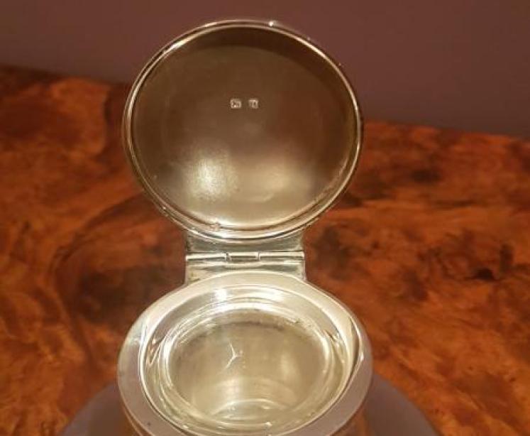 George V Silver and Engine Turned Enamel Ink Well - Image 2