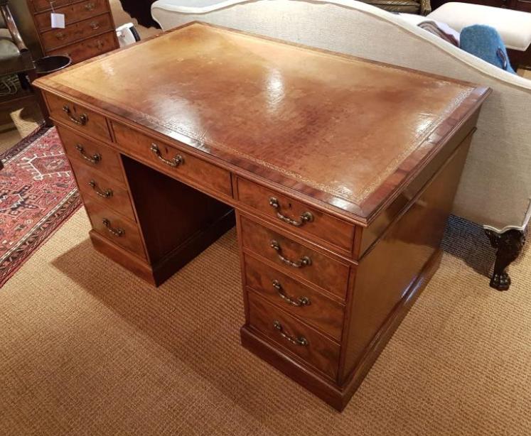 Superb Quality Antique Mahogany Pedestal Desk - Image 1