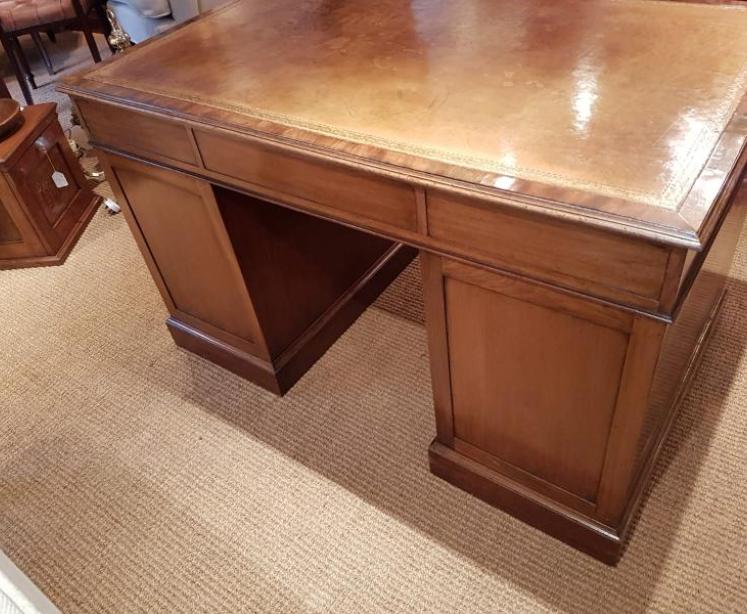 Superb Quality Antique Mahogany Pedestal Desk - Image 2