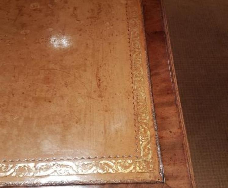 Superb Quality Antique Mahogany Pedestal Desk - Image 3