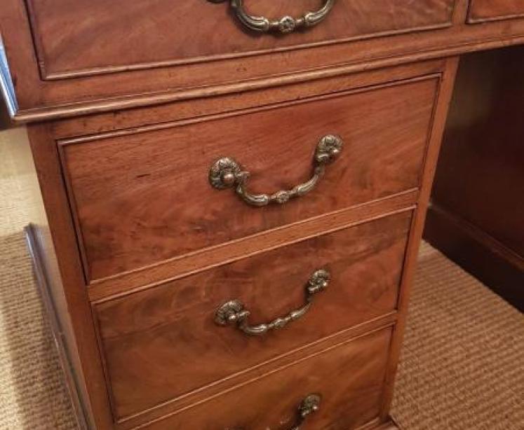 Superb Quality Antique Mahogany Pedestal Desk - Image 4