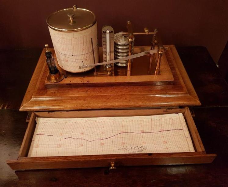 Edwardian Oak Cased Barograph with Thermometer - Image 2